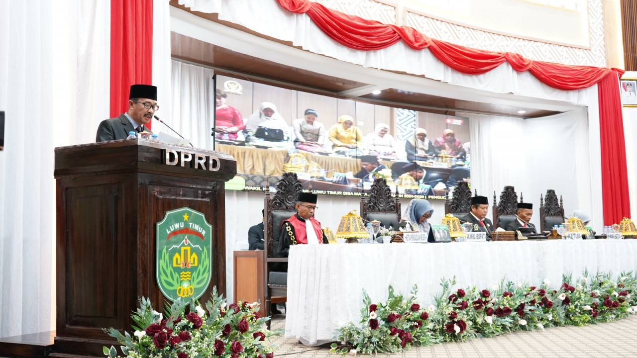 HADIRI RAPAT PARIPURNA PENGUCAPAN JANJI/SUMPAH WAKIL KETUA DPRD LUTIM, KAKAN KEMENAG LUTIM MENUTUP ACARA DENGAN MEMBACA DOA